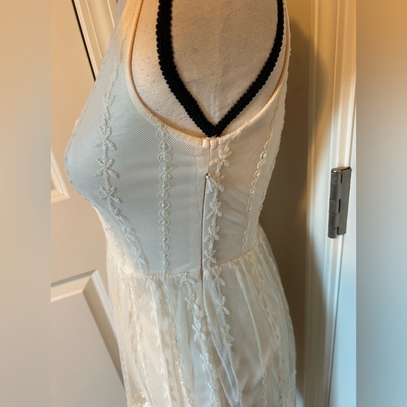 Elegant Cream Lace high neck Dress - Picture 3 of 6